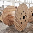 Carrete de cable eléctrico de madera